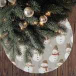 Saia Para Árvore De Natal De Poliéster Vintage Snowmen Padrão de Cores Neutrais Natal<br><div class="desc">Preencha a decoração de Natal com esta saia de árvore de Natal dos Vintage Snowmen. Apresentando bonitos bonitos bonitos bonitos bonitos de tons suaves, esta saia-árvore traz uma vibração vintage charmosa enquanto mantém as coisas na moda e mínimas. A paleta de cores neutra se mistura perfeitamente com qualquer tema de...</div>