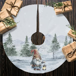 Saia Para Árvore De Natal De Poliéster Watercolor Winter Christmas Gnomo<br><div class="desc">Adicione um toque elegante à sua árvore de Natal nesta temporada de Natal com uma Camisa de Natal Watercolor Gnomine Holiday Tree Skirt. Design de saia de árvore apresenta um gnomo de Natal alegre segurando uma lanterna iluminada com um fundo de floresta de montanha com neve caindo. Itens adicionais de...</div>