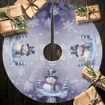 Saia Para Árvore De Natal De Poliéster Winter Forest Snowman Natal | Roxa<br><div class="desc">Adicione um toque elegante à sua árvore de Natal nesta temporada de Natal com uma saia de Natal Purple Forest Snowman. Design de saia de árvore apresenta um bonitinho bonitão em um chapéu encantador e cachecol em uma cena de floresta de inverno com neve caindo. Itens adicionais de presentes e...</div>