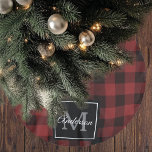 Saia Para Árvore De Natal De Poliéster Xadrez de Buffalo Vermelho | Pessoal Inicial | Pre<br><div class="desc">Enrole seus entes queridos no calor e charme da Xadrez vermelha clássica com um toque pessoal. Seja por um aniversário,  aniversário,  ou apenas para mostrar a alguém que você se importa,  este presente personalizável certamente fará uma impressão duradoura.</div>