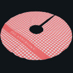 Saia Para Árvore De Natal De Poliéster Xadrez Vintage Red e White Gingham Personalizada<br><div class="desc">Traga uma sensação acolhedora e nostálgica para o seu decoro de férias com esta xadrez de gingham vermelha e branca, personalizada e escovada, saia da árvore de poliéster. O padrão clássico de xadrez adiciona um toque de encanto rústico, enquanto a opção de personalizar com um nome o torna uma manutenção...</div>