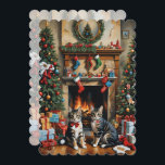 Sala decorada festiva, lareira, gatos, vintage<br><div class="desc">Este cartão de Natal apresenta dois gatos em frente a uma lareira numa sala de estar festivamente decorada. Vintage. Envie Cartões de natal para seus amigos e família. Texto personalizado e traseiro.</div>