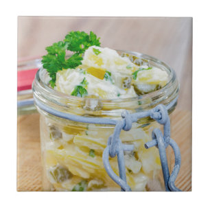 Salada de batata num frasco em madeira