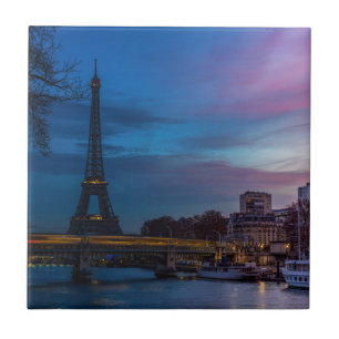 Salto de sol sobre torre Eiffel - Paris, França,