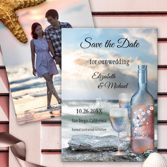Salvar o Convite de casamento de Fotografia Person (Photo Save the Date invitation with a painting of a wine bottle with two glasses at the beach)