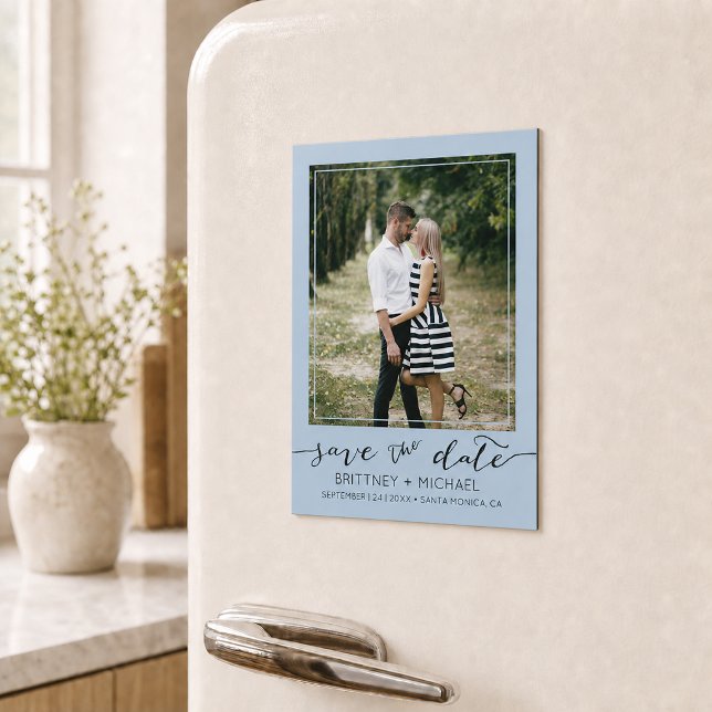 Salve a Data de Foto Personalizada Moderna Azul Em (Announce your wedding with this modern custom photo save the date design. )