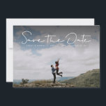 Salve a data do simples cartão com fotos branco co<br><div class="desc">Para um casal casual e com o dedo, esta horizontal de uma foto salva a data contém um guião branco escrito à mão e uma sala para os detalhes do grande dia da noiva e do noivo. Nesta versão, o texto fica no topo do quadro da foto. A parte de...</div>