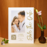 Salve A Data Dourada Na moda Moderna Casamento Bra<br><div class="desc">Salve a data White Dourada Na moda com Script Moderno de Casamento Moderno contém um fundo branco com sua foto personalizada. Personalize com seu texto editando o texto nas caixas de texto fornecidas e adicione o URL do seu site para o seu código QR personalizado. Projetado para você por ©Evco...</div>