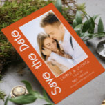 Salve A Data Foto Na moda Moderno Casamento Simple<br><div class="desc">Salve a data Na moda moderna Simple Wedding Cards apresenta sua foto favorita com o texto "Salvar a data" na tipografia moderna do roteiro de caligrafia. Perfeito para casamentos,  aniversário,  chá de fraldas,  comemorações de aniversário e festas. Projetado para você por ©Evco Studio www.zazzle.com/store/evcostudio</div>