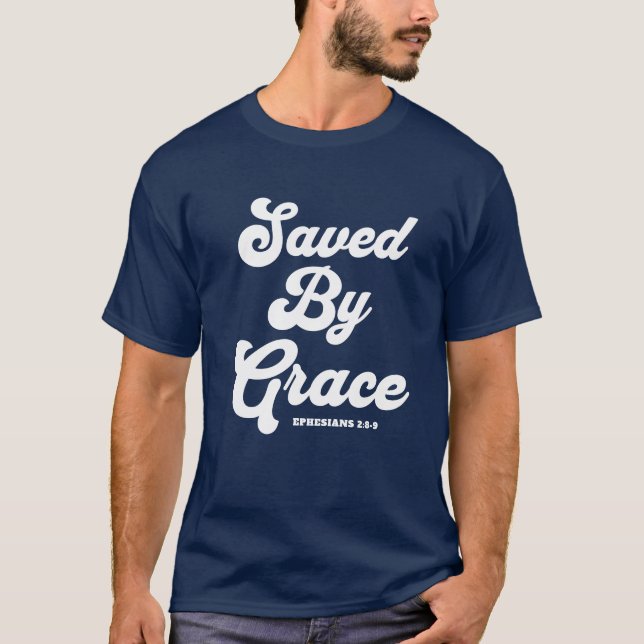 Salvo por Grace Ephesianos 2:8-9 Camisa Escura Bás (Frente)