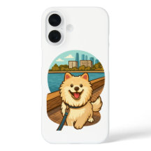 Samoyed Feliz Caminhando pela Orla da Cidade