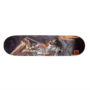 Samurai com skate da espada