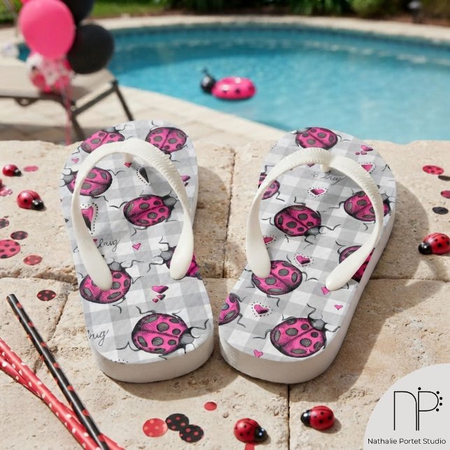 Sandálias Rosa de Ginga com Joaninha para Crianças (Pink ladybug gingham kids flip flops featuring hand-drawn chic noir fine line ink art.)