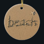 Sandy Beach e Starfish Enfeites de natal<br><div class="desc">"Praia" escrita numa praia arenosa - com um pequeno sotaque de estrelas - faz um sotaque perfeito para uma casa de praia, casa de campo, quarto de sol ou qualquer lugar de praia que você pendurar! Use-o para puxar o ventilador ou apenas para decoração. Claro, funciona bem para um ornamento...</div>