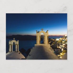 Santorini - Igreja em Oia no cartão postal do pôr 
