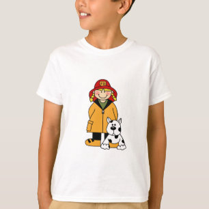 Sapador-bombeiro da menina com camiseta e
