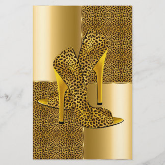 Sapatos de salto alto elegantes dourados de leopar