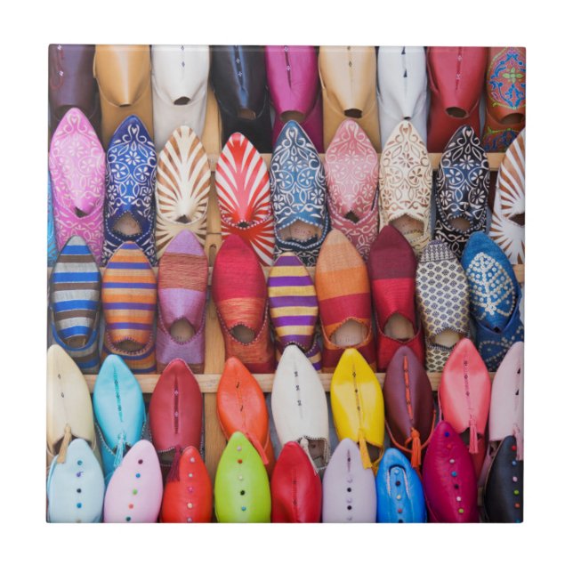Sapatos expostos em uma loja nos souks (Frente)