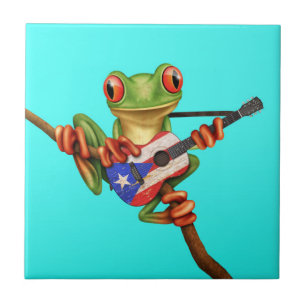 Sapo de árvore que joga o azul da guitarra da