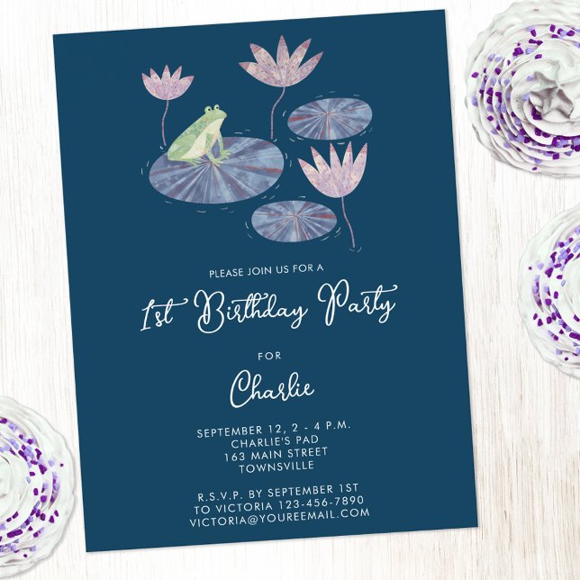 Sapo e Lily Pond First Convite de aniversário (Cute frog themed first 1st birthday party invitation postcard with personalized custom text)