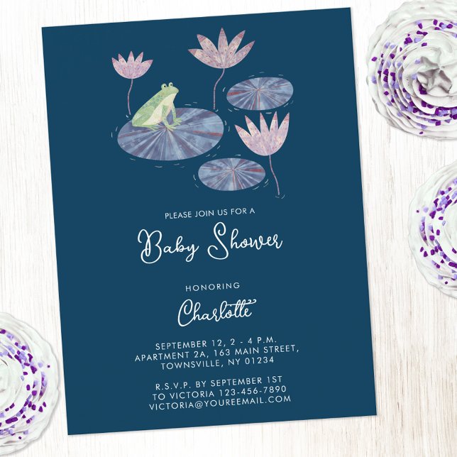 Sapo em um Convite para Chá de fraldas Lily Pond C (Fun frog baby shower invitation postcard with custom text. Gender neutral for a baby boy or girl)