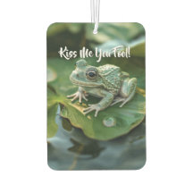 Sapo verde-bonito em Lily Pad em Pond