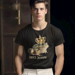 Sapo Vestindo um Príncipe Engraçado da Coroa Real<br><div class="desc">Beije o bonito príncipe que veste esta camisa "Príncipe Encantado". Esta engraçada design de coração leve tem um príncipe sapo vestindo uma coroa real de ouro com texto que você pode pedir como escrito ou personalizar com seu próprio texto desejado. Faz uma escolha excelente para o seu príncipe bonito favorito!...</div>