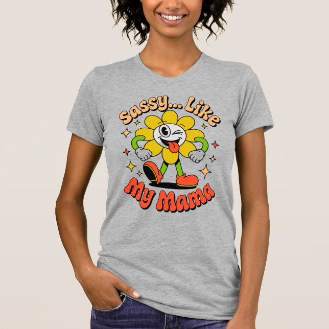 Sassuda Como Minha Mãe Camiseta Cinza Divertida de (Frente)