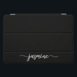 Script de Assinatura do Nome do Monograma Preto Mí<br><div class="desc">Capa de ipad Personalizada Personalizada Personalizada com Nome Simples de Monograma Preto Simples e Girly. Este design com seu primeiro nome em um estilo bonito, escrito à mão, com letra maiúscula e cauda do tipo swash Calliografia (ou tipografia) em branco sobre fundo preto. É fácil personalizar. Excelente presente feminino de...</div>