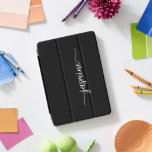 Script de Nome do Monograma Personalizado Minimali<br><div class="desc">Simples capa de ipad Personalizada Personalizada de Script do Nome Mínimo do Monograma de Preto Menino Menino Simples. Este design com seu primeiro nome em uma bonito tipografia de fontes (ou caligrafia) de estilo swash tail, escrita à mão, em branco sobre fundo preto. É fácil personalizar. Excelente presente feminino para...</div>