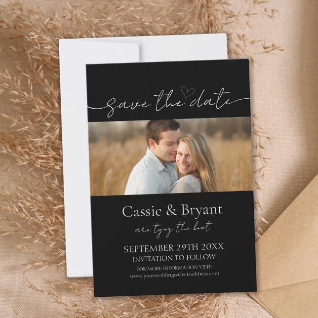 Script Elegante Salvar o Convite Monograma de Data (Black and White Save the Date Wedding Announcement)