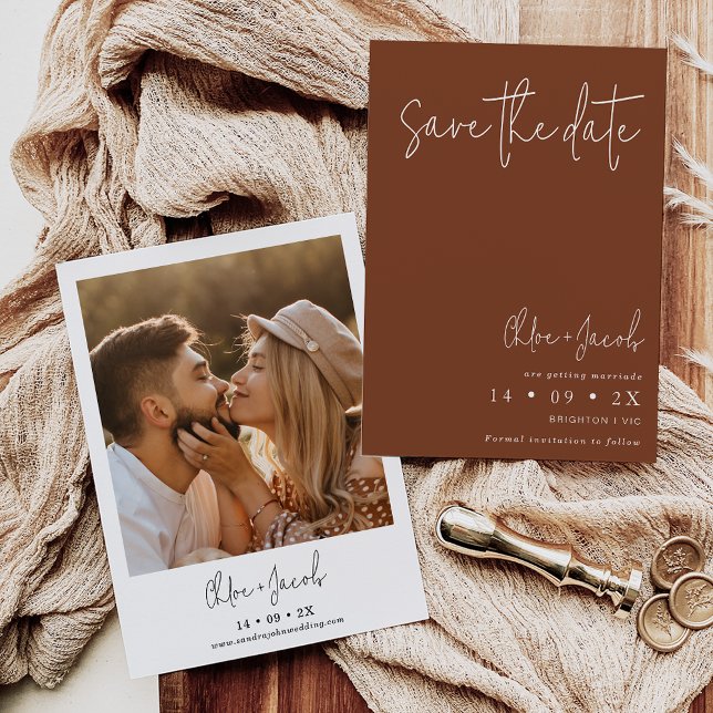 Script Minimalista Terracotta Salvar O Cartão Data (Terracotta wedding save the date featuring some modern calligraphy text and the couples photo.)