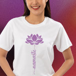 Script Moderno do Flor de Lotus Preto do Namaste<br><div class="desc">Namaste Lotus Flower Modern Script Sports Malhação Yoga Women's T-Shirts apresenta uma flor de lótus com o texto "namaste" no moderno roteiro de caligrafia com a mão. Presente perfeito para amigos e família de aniversário, Natal, Dia de as mães, melhores amigos, amantes de ioga, malhações e esportes. Concebido por ©...</div>