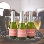 Script Simples Estilizado Coral Bridesmaid<br><div class="desc">Etiquetas autoadesivas para as suas minigarrafas de vinho espumante que apresentam uma cor de coral tenra juntamente com a "Bridesmaid" impressa em guião branco e estilizado. Uma ideia excelente para quando dá as damas de honra,  além de planejar uma festa de solteira!</div>