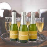 Script Simples Estilizado de Bridesmaid Amarelo do<br><div class="desc">Etiquetas autoadesivas para as suas miniembalagens de vinho espumante que apresentam uma cor amarela-ouro tenra e "Bridesmaid" impressa em branco e estilizado. Uma ideia excelente para quando dá as damas de honra,  além de planejar uma festa de solteira!</div>