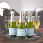 Script Simples Estilizado de Bridesmaid Azul Claro<br><div class="desc">Etiquetas autoadesivas para as suas miniembalagens de vinho espumante que apresentam uma cor azul-clara e tenra juntamente com a "Bridesmaid" impressa em guião branco e estilizado. Uma ideia excelente para quando dá as damas de honra,  além de planejar uma festa de solteira!</div>