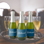 Script Simples Estilizado de Bridesmaid Azul Teal<br><div class="desc">Etiquetas autoadesivas para as suas miniembalagens de vinho espumante,  que apresentam uma cor azul tenra e lacrimogênea juntamente com a "Bridesmaid" impressa em guião branco e estilizado. Uma ideia excelente para quando dá as damas de honra,  além de planejar uma festa de solteira!</div>