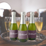 Script Simples Estilizado de Bridesmaid da EggPlan<br><div class="desc">Etiquetas autoadesivas para as suas minigarrafas de vinho espumante que apresentam uma cor de beringela tradicional juntamente com a "Bridesmaid" impressa em escrita branca e estilizada. Uma ideia excelente para quando dá as damas de honra,  além de planejar uma festa de solteira!</div>