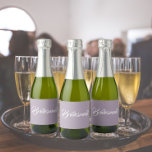 Script Simples Estilizado Mauve Bridesmaid<br><div class="desc">Etiquetas autoadesivas para as suas miniembalagens de vinho espumante,  que apresentam uma cor mauve de tendência juntamente com a "Bridesmaid" impressa em guião branco e estilizado. Uma ideia excelente para quando dá as damas de honra,  além de planejar uma festa de solteira!</div>