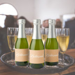 Script Simples Estilizado Peach Bridesmaid<br><div class="desc">Etiquetas autoadesivas para as suas miniembalagens de vinho espumante que apresentam uma cor de pêssego em tendência,  juntamente com a "Bridesmaid" impressa em guião branco e estilizado. Uma ideia excelente para quando dá as damas de honra,  além de planejar uma festa de solteira!</div>