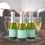 Seafoam Stylizlized Script Wedding Bridesmaid<br><div class="desc">Etiquetas autoadesivas para as suas minigarrafas de vinho espumante de casamento que apresentam uma cor tenda e seafoam juntamente com a "Bridesmaid" impressa em branco e estilizada escrita. Uma ideia excelente para quando dá as damas de honra,  além de planejar uma festa de solteira!</div>