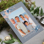Seas e Saudações Foto Náutica De Natal<br><div class="desc">Este cartão de Natal moderno apresenta uma moldura de aquarela de conchas e flores cor-de-rosa e azuis suaves em volta da sua foto favorita com o texto "Seas & Saudações" e a sua mensagem personalizada no verso da tipografia moderna #natal #cartões de natal #personalizedholidaycards #personalizedholidycards #personalizedcards #cartões de fotos #mar...</div>