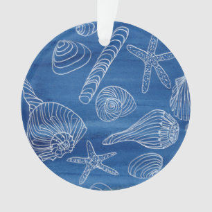 Seashells brancos no ornamento azul