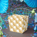 Segmento da caixa de favoritos Dourada 'Tire-se'<br><div class="desc">"O fio de Dourado alcance lembra aquelas memórias ouros da infância assistindo uma relativa magia de trabalho com agulha e fio para produzir apaixonadamente roupas lindas. Para mim, era uma avó, mãe e tias. E quer fosse uma camisa ou um vestido, eu valorizava essas criações únicas e orgulhosamente me envolvia...</div>