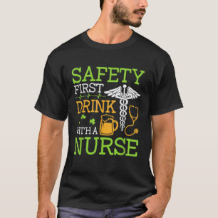 Segurança Primeiro Beba Com Uma Camiseta De Enferm