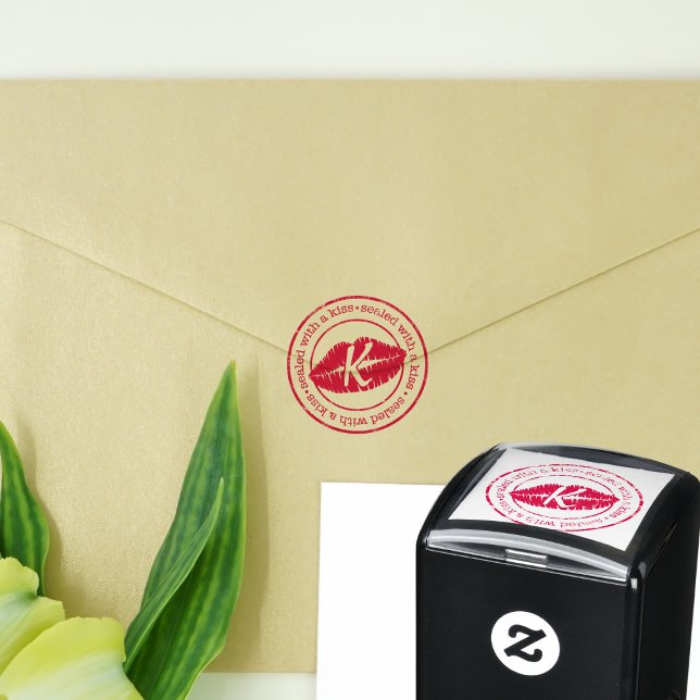 Selado Personalizado com Carimbo de Autocolante Be (Add your initial to this Sealed with a Kiss self inking stamp and get stamp happy with your kisses)