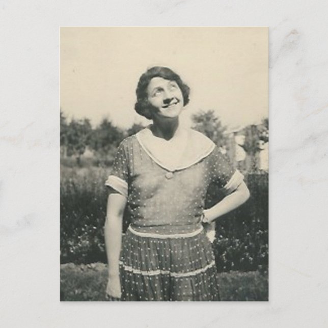 senhora com um cartão postal engraçado (Frente)