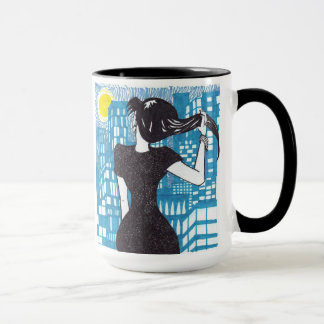 Senhora que olha a caneca da cidade