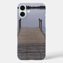 Sentado no cais do compartimento