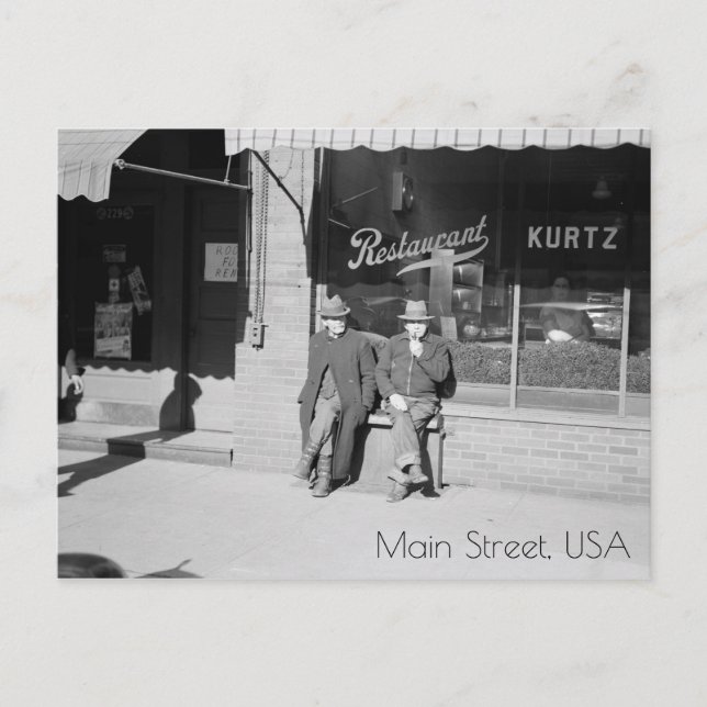 Sentado no cartão postal da rua principal (Frente)